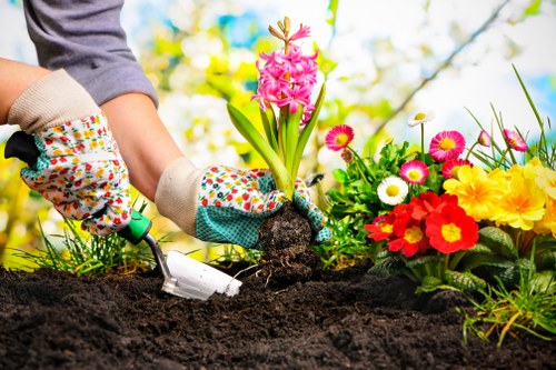 Customer booking and payment terms for garden maintenance services